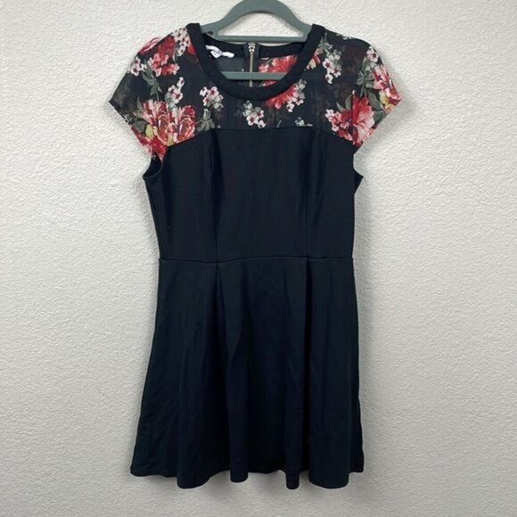 OOTD Black Floral Fit Flare Mini Dress Short Sleeve Sz L - Picture 1 of 12